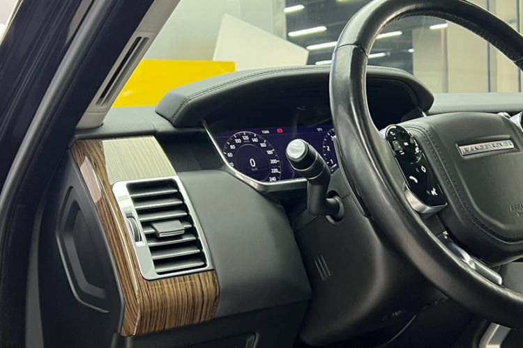 Used Land Rover Range 2018 3.0 SC V6 Vogue Extended-Length Model Interior 8