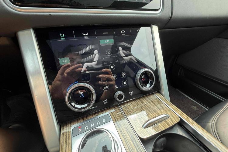 Used Land Rover Range 2018 3.0 SC V6 Vogue Extended-Length Model Interior 8