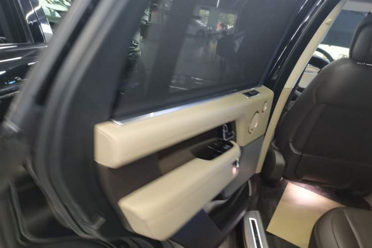 Used Land Rover Range 2018 3.0 SC V6 Vogue Extended-Length Model Interior 8