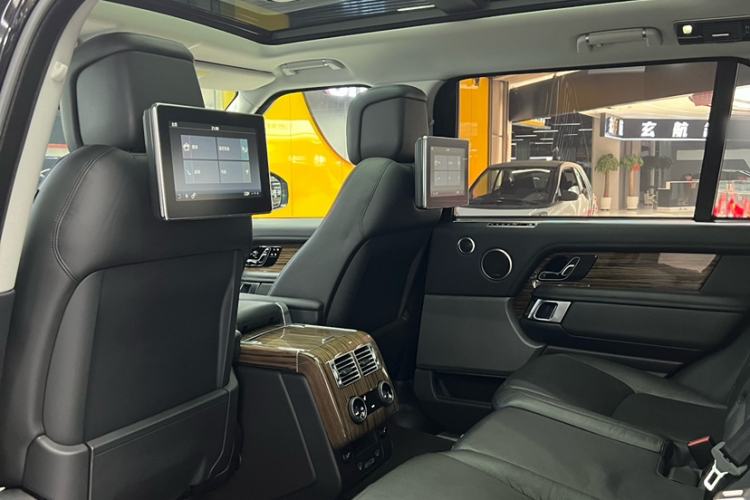 Used Land Rover Range 2018 3.0 SC V6 Vogue Extended-Length Model Interior 9