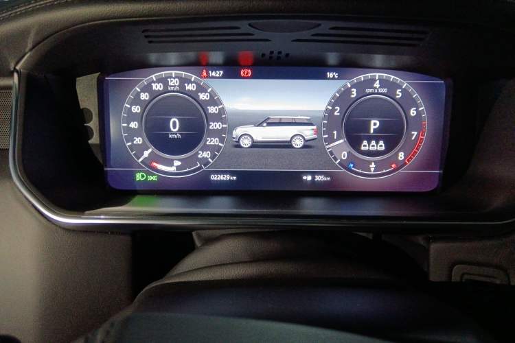 Used Land Rover Range 2018 3.0 SC V6 Vogue Extended-Length Model Odometer Close Up