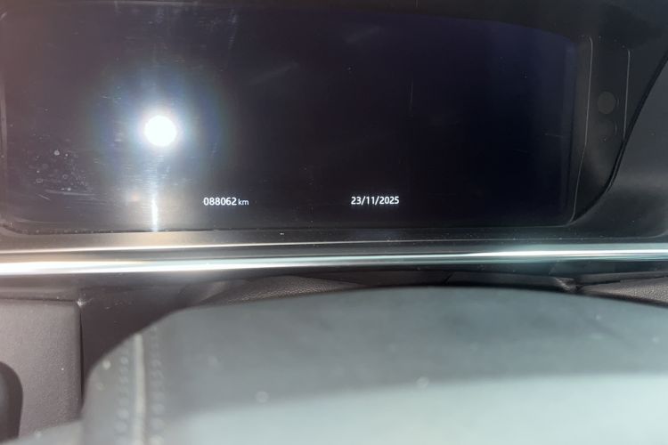 Used Land Rover Range 2018 3.0 SC V6 Vogue Extended-Length Model Odometer Close Up