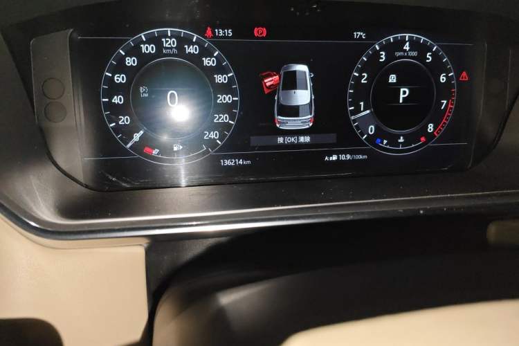 Used Land Rover Range 2018 3.0 SC V6 Vogue Extended-Length Model Odometer Close Up