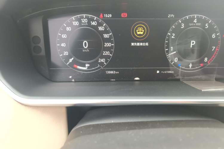 Used Land Rover Range 2018 3.0 SC V6 Vogue Extended-Length Model Odometer Close Up