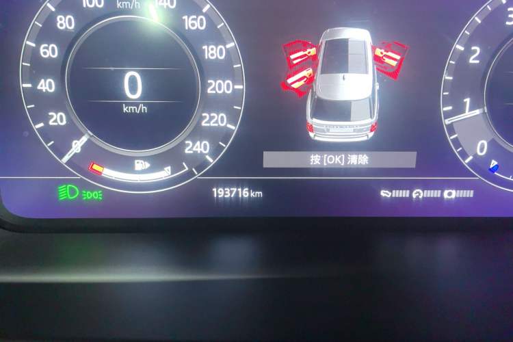 Used Land Rover Range 2018 3.0 SC V6 Vogue Extended-Length Model Odometer Close Up