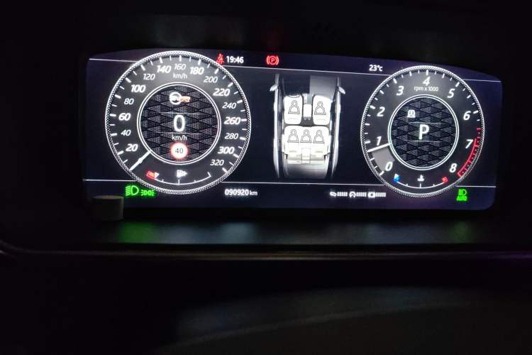 Used Land Rover Range 2018 3.0 SC V6 Vogue Extended-Length Model Odometer Close Up