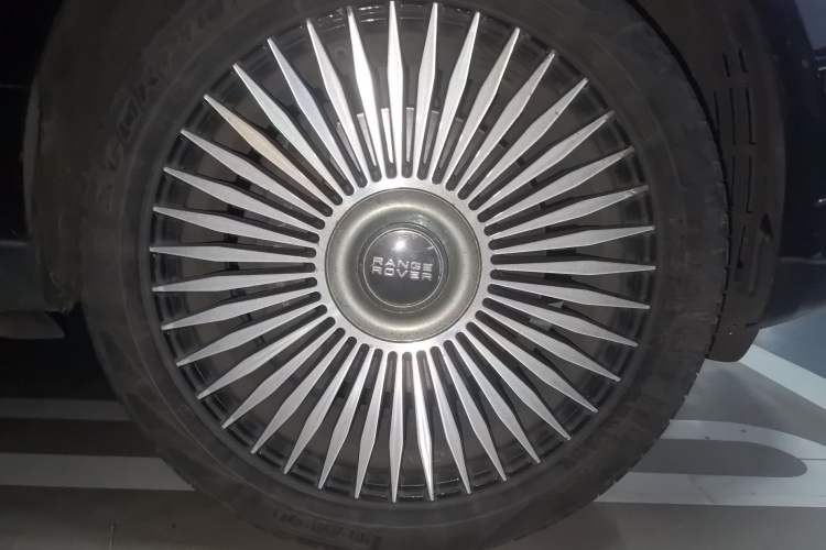 Used Land Rover Range 2018 3.0 SC V6 Vogue Extended-Length Model Right Front Wheel Hub