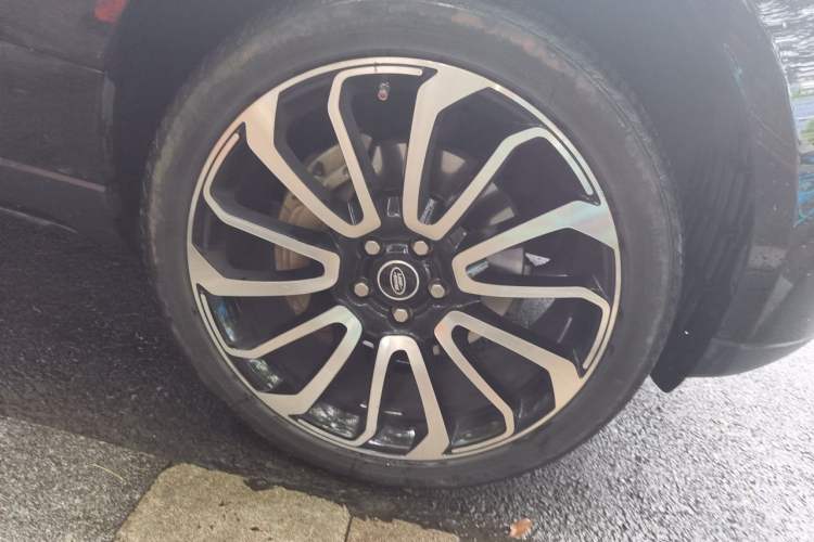 Used Land Rover Range 2018 3.0 SC V6 Grand Edition Right Front Wheel Hub
