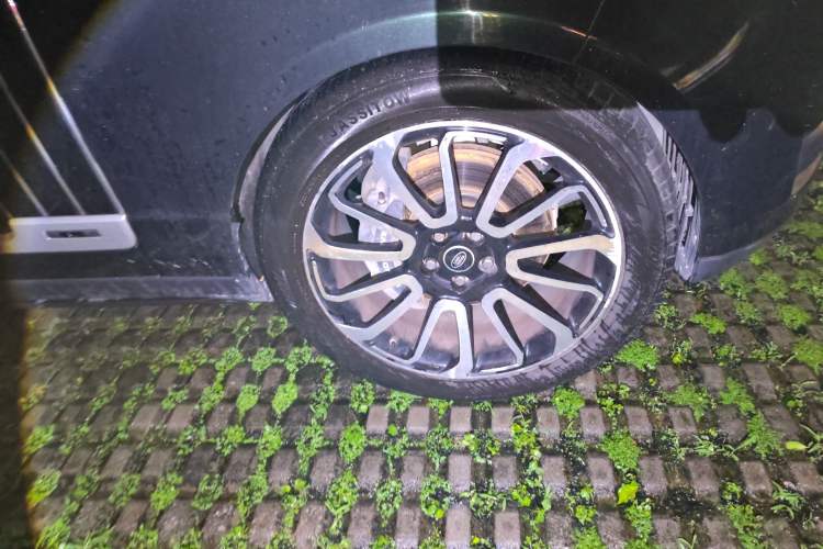 Used Land Rover Range 2018 3.0 SC V6 Vogue Extended-Length Model Right Front Wheel Hub