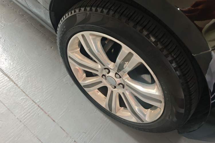 Used Land Rover Range 2018 3.0 SC V6 Vogue Extended-Length Model Right Front Wheel Hub
