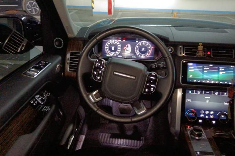 Used Land Rover Range 2018 3.0 SC V6 Vogue Extended-Length Model Steering Wheel