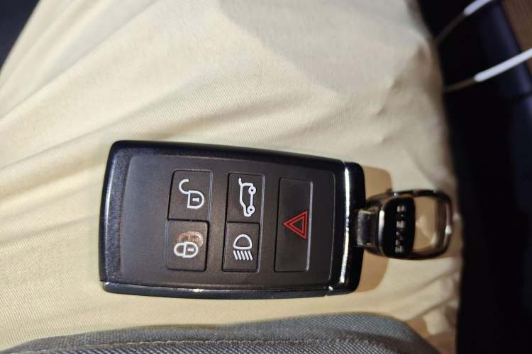 Used Land Rover Range 2018 3.0 SC V6 Vogue Extended-Length Model Vehicle Key