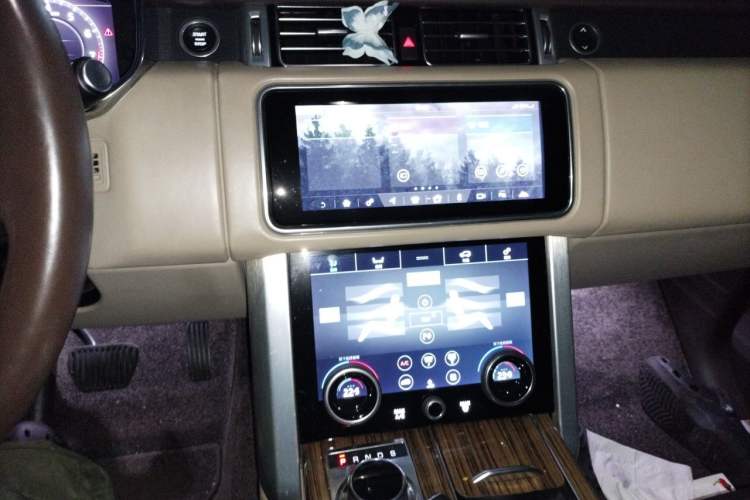 Used Land Rover Range 2018 3.0 SC V6 Vogue Extended-Length Model Audio And AC Panel
