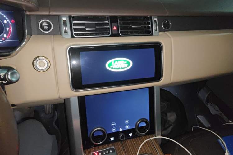 Used Land Rover Range 2018 3.0 SC V6 Vogue Legacy Edition Audio And AC Panel