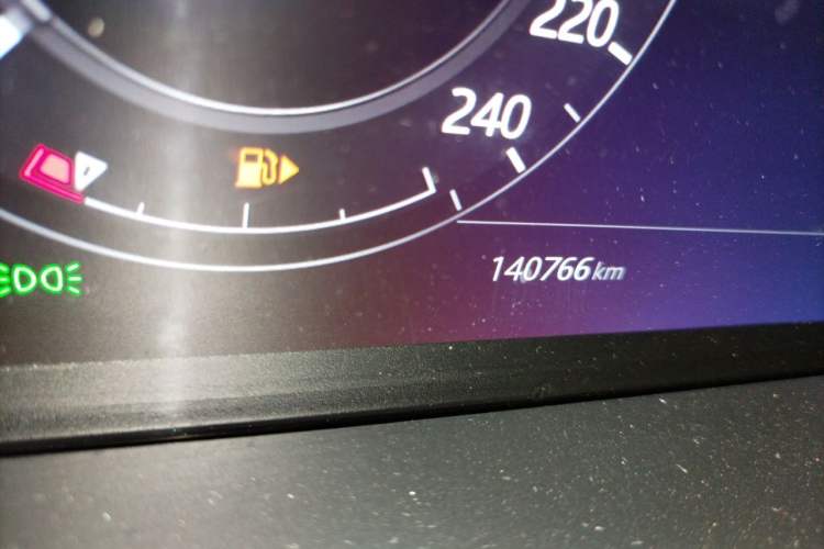 Used Land Rover Range 2018 3.0 SC V6 Vogue Extended-Length Model Odometer Close Up