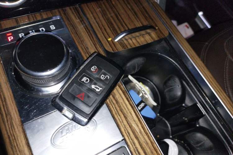 Used Land Rover Range 2018 3.0 SC V6 Vogue Extended-Length Model Vehicle Key