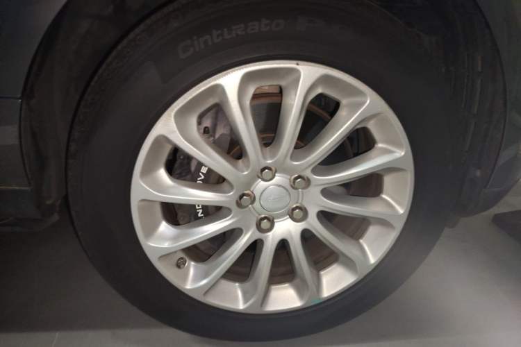 Used Land Rover Range 2018 3.0 SC V6 Vogue Extended-Length Model Right Front Wheel Hub
