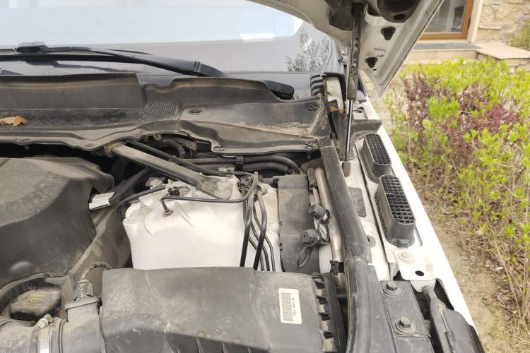Used Land Rover Range  Engine Bay Left