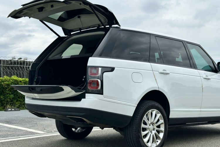 Used Land Rover Range 2018 3.0 SC V6 Vogue Extended-Length Model Exterior 3