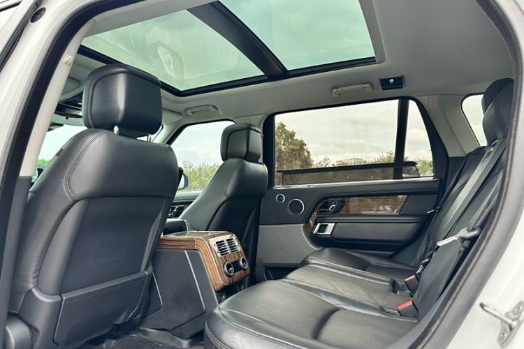 Used Land Rover Range 2018 3.0 SC V6 Vogue Extended-Length Model Interior 7