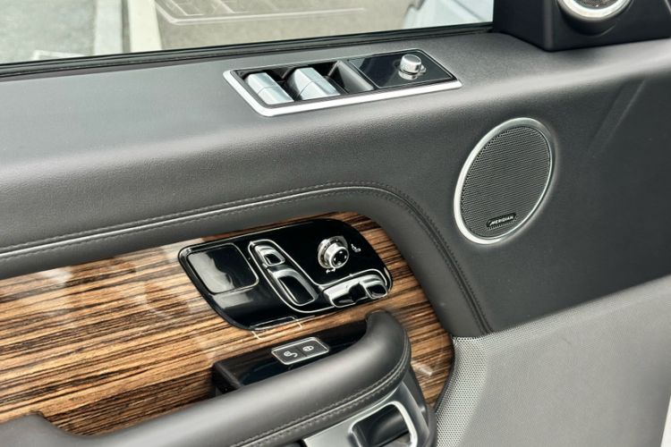Used Land Rover Range 2018 3.0 SC V6 Vogue Extended-Length Model Interior 9