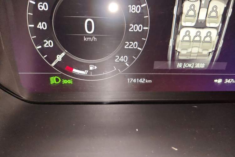 Used Land Rover Range 2018 3.0 SC V6 Vogue Extended-Length Model Odometer Close Up