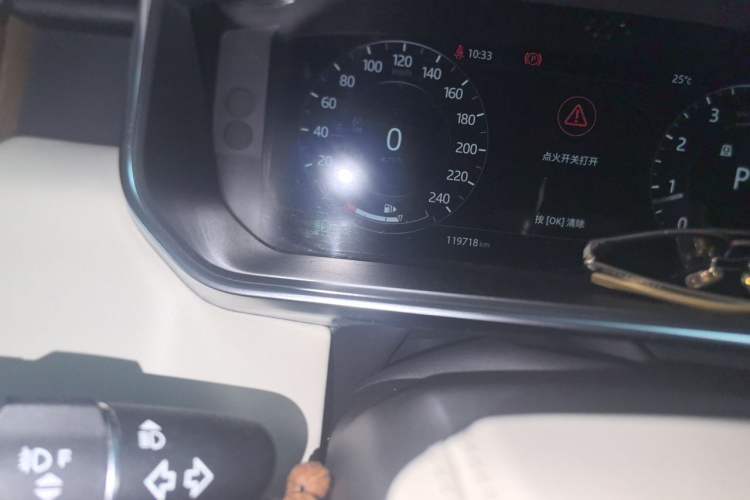 Used Land Rover Range 2018 3.0 SC V6 Vogue Extended-Length Model Odometer Close Up