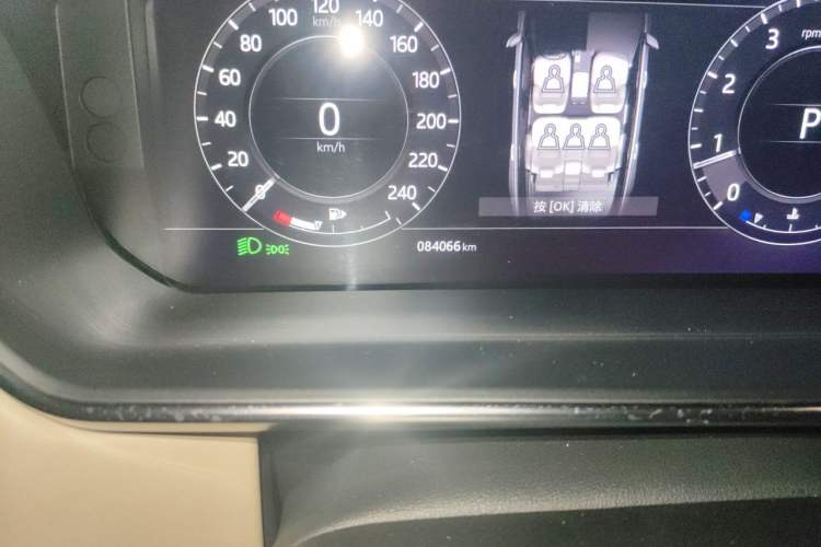 Used Land Rover Range 2018 3.0 SC V6 Vogue Extended-Length Model Odometer Close Up