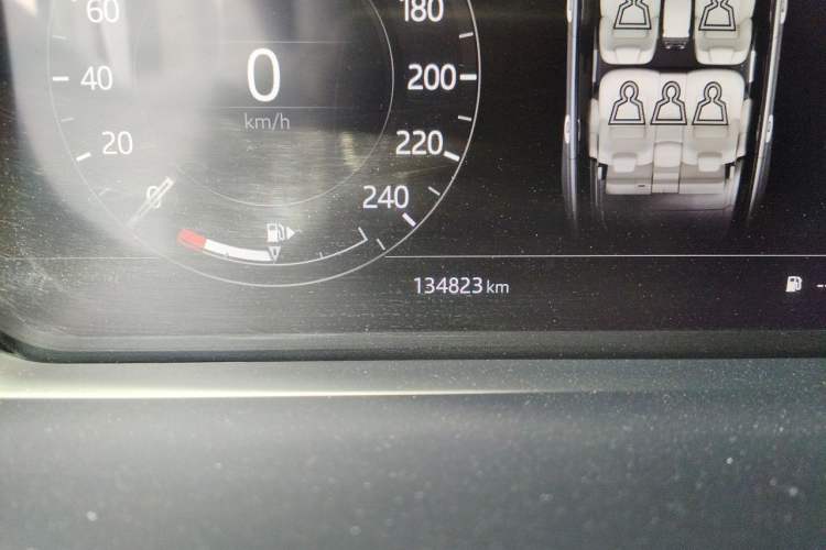 Used Land Rover Range 2018 3.0 SC V6 Vogue Extended-Length Model Odometer Close Up