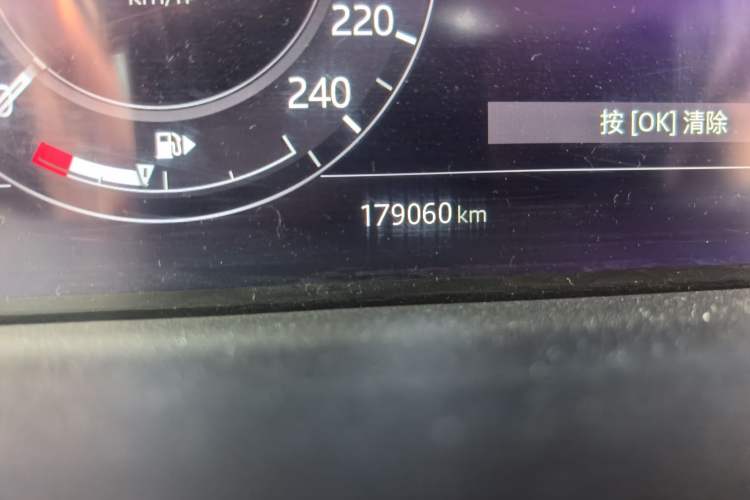 Used Land Rover Range 2018 3.0 SC V6 Vogue Extended-Length Model Odometer Close Up