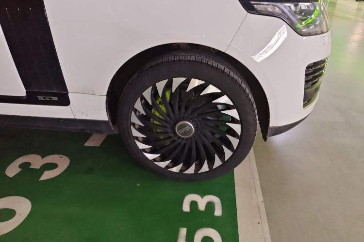 Used Land Rover Range 2018 3.0 SC V6 Vogue Extended-Length Model Right Front Wheel Hub