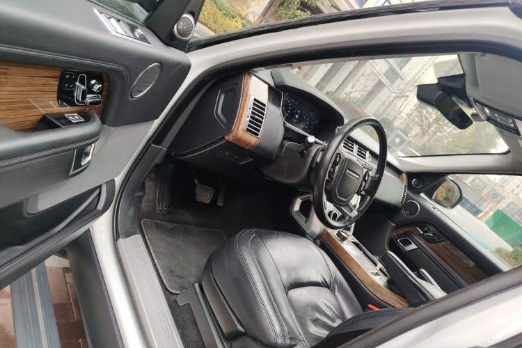 Used Land Rover Range 2019 3.0 SC V6 Grand Edition Interior 3
