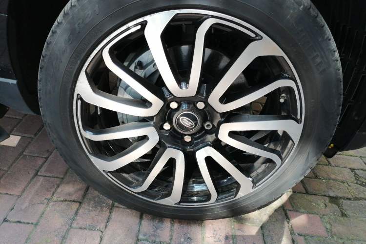 Used Land Rover Range 2019 3.0 SCV6 Legacy Edition Right Front Wheel Hub