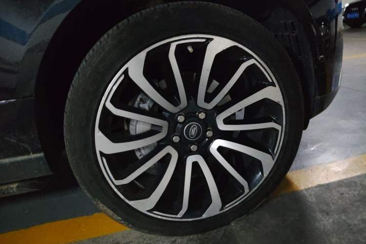 Used Land Rover Range 2019 3.0 SC V6 Grand Edition Right Front Wheel Hub