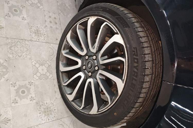 Used Land Rover Range 2019 3.0 SCV6 Legacy Edition Right Front Wheel Hub