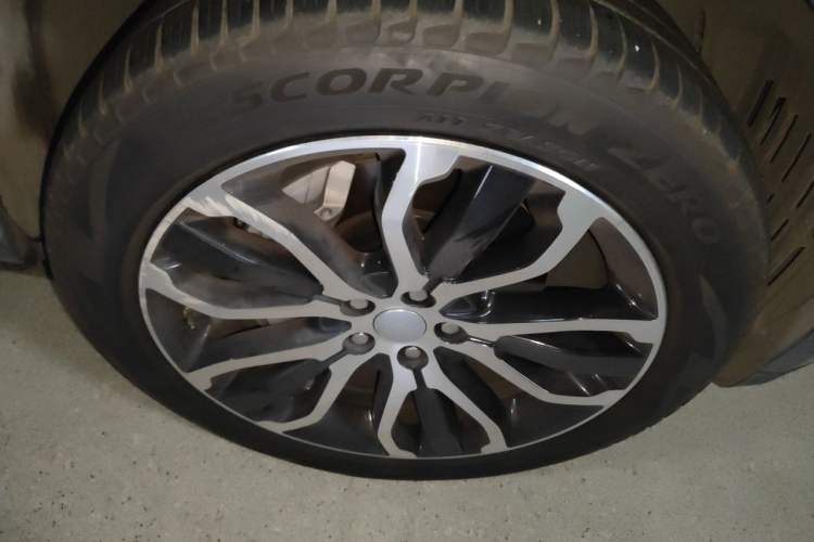 Used Land Rover Range 2019 3.0 SCV6 Legacy Edition Right Front Wheel Hub
