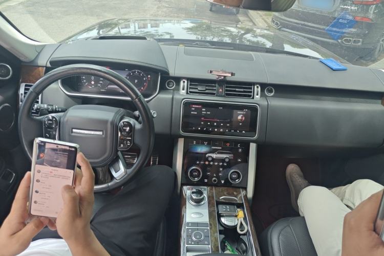 Used Land Rover Range 2020 3.0 L6 Legacy Edition Center Console