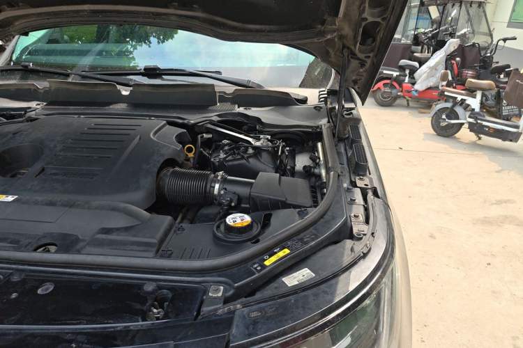 Used Land Rover Range 2020 3.0 L6 Grand Edition Engine Bay Left