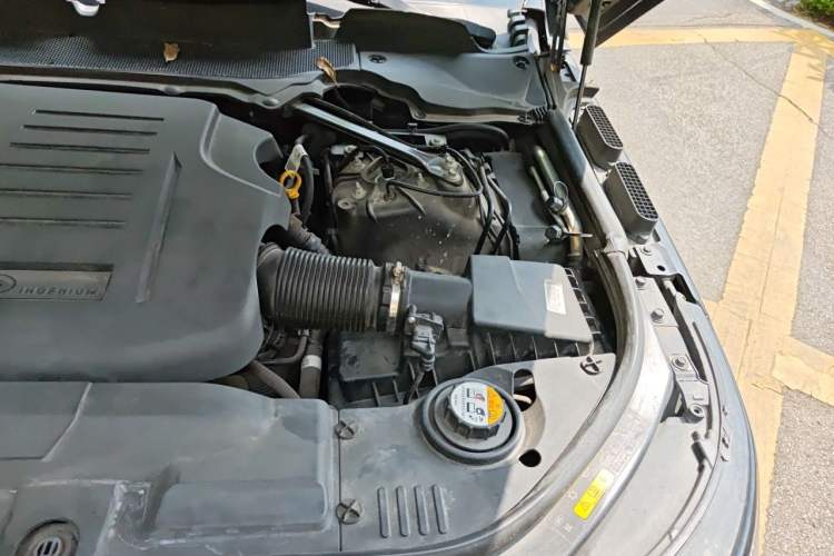 Used Land Rover Range 2020 3.0 L6 Prestige Extended-Length Version Engine Bay Left
