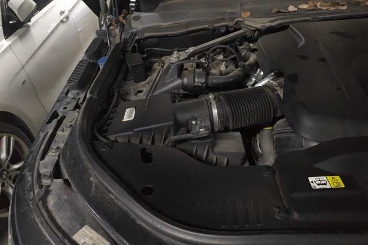 Used Land Rover Range 2020 3.0 L6 Long-Wheelbase Legacy Engine Bay Right