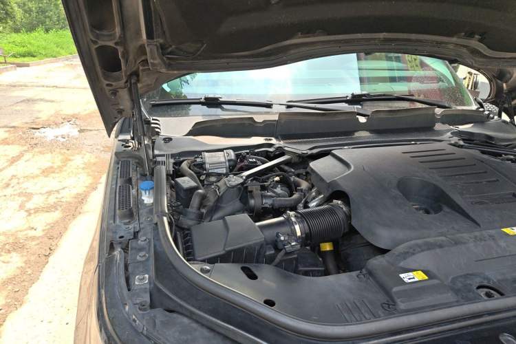 Used Land Rover Range 2020 3.0 L6 Grand Edition Engine Bay Right