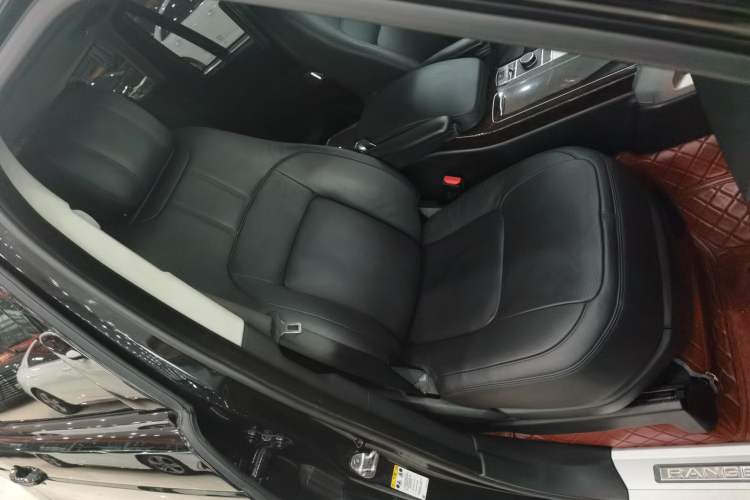 Used Land Rover Range 2020 3.0 L6 Long-Wheelbase Legacy Interior 1
