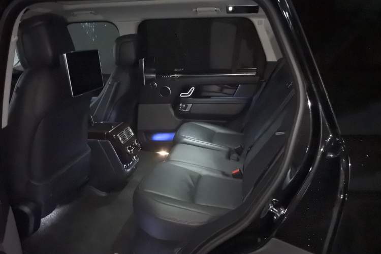 Used Land Rover Range 2020 3.0 L6 Long-Wheelbase Legacy Interior 4