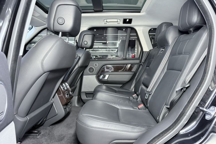 Used Land Rover Range 2020 3.0 L6 Grand Edition Interior 4