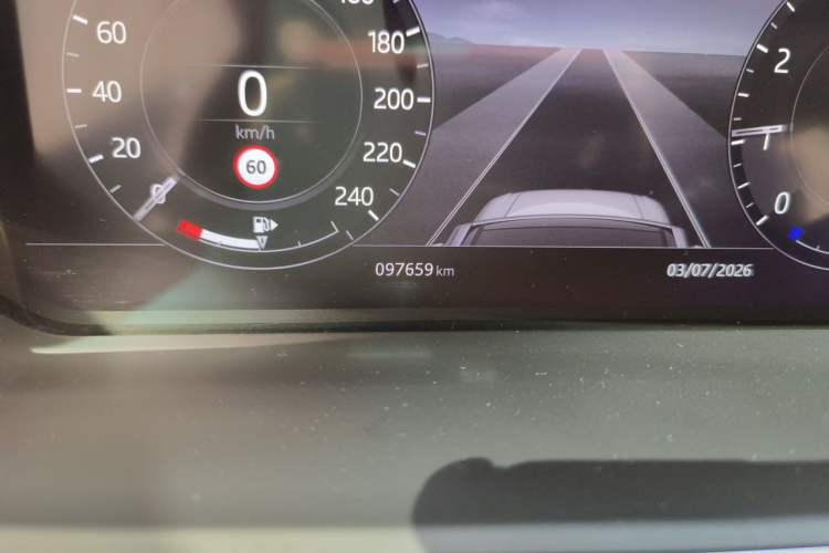 Used Land Rover Range 2020 3.0 L6 Long-Wheelbase Legacy Odometer Close Up
