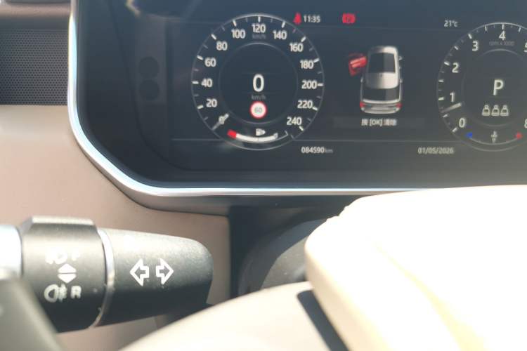 Used Land Rover Range 2020 3.0 L6 Long-Wheelbase Legacy Odometer Close Up