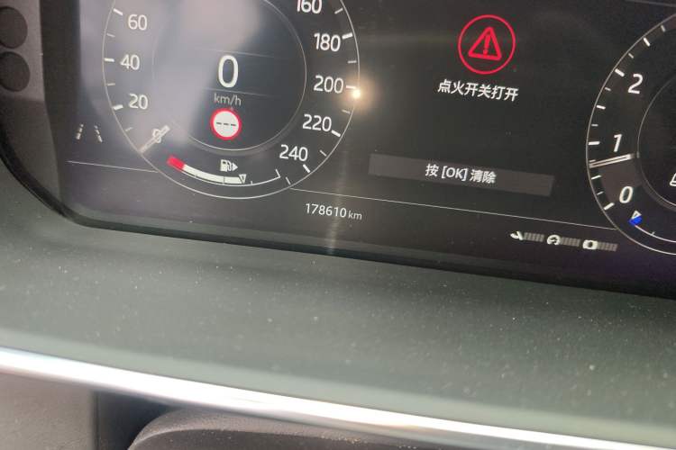 Used Land Rover Range 2020 3.0 L6 Long-Wheelbase Legacy Odometer Close Up