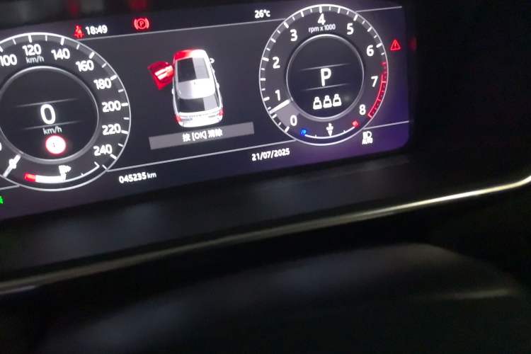 Used Land Rover Range 2020 3.0 L6 Long-Wheelbase Legacy Odometer Close Up