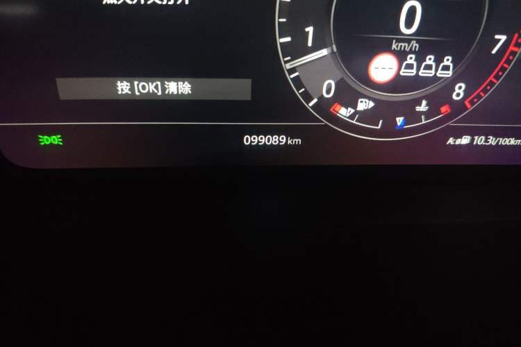 Used Land Rover Range 2020 3.0 L6 Long-Wheelbase Legacy Odometer Close Up