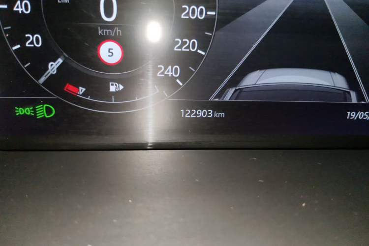 Used Land Rover Range 2020 3.0 L6 Legacy Edition Odometer Close Up